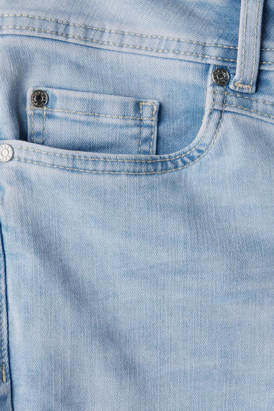 Slim jeans in lichtblauw denim van STREET ONE, met muntzakje en zichtbare naden.