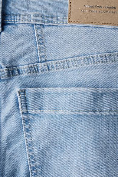 Slim jeans in lichtblauw denim van Street One, met stikseldetails en achterzak.