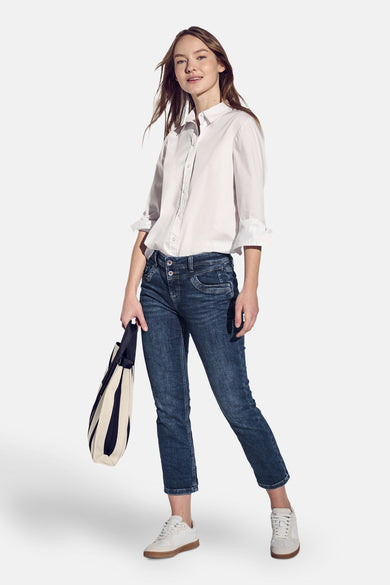 Jean slim en denim bleu foncé de Street One avec détails de boutons et un sac rayé.
