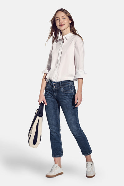 Jean slim en denim bleu foncé de Street One avec détails de boutons et un sac rayé.

