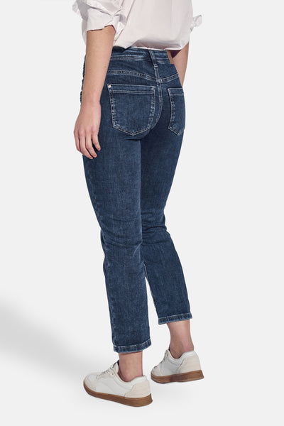 Jean slim en denim bleu foncé de Street One, avec des poches et ourlets subtils.