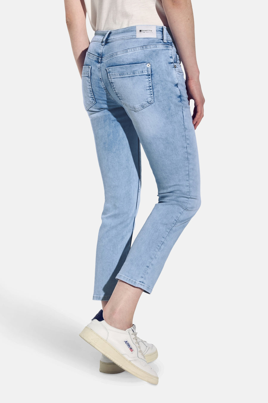 Jean slim en denim bleu clair de Street One, avec des poches arrières et coupe cheville.