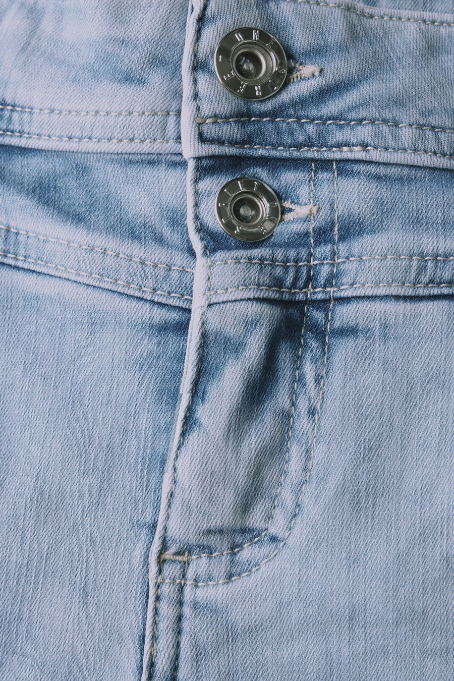 Jean slim en denim bleu clair de Street One, avec fermeture à deux boutons et coutures apparentes.
