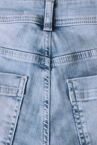 Jean slim en denim bleu clair de Street One, avec poches arrière et passants de ceinture.