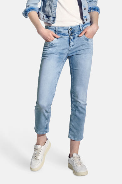 Jean slim en denim bleu clair de Street One, porté avec une veste en jean et des baskets blanches.
