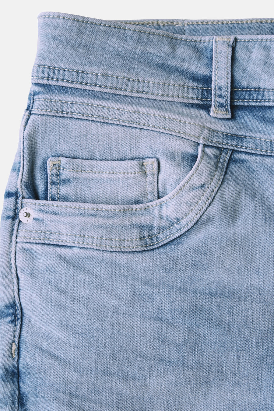 Jeans slim en denim bleu clair de Street One, avec poches avant et détails de couture.