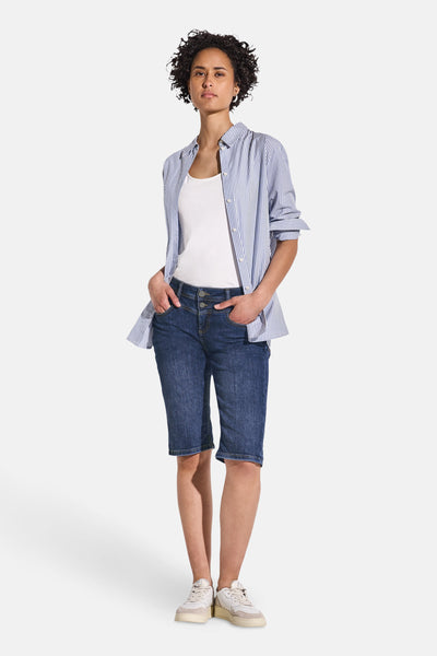Bermuda en denim bleu moyen de STREET ONE, porté avec une chemise rayée et un débardeur blanc.