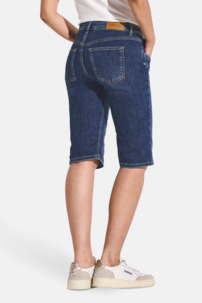 Bermuda en denim bleu moyen de Street One, coupe mi-longue, avec des poches arrière.
