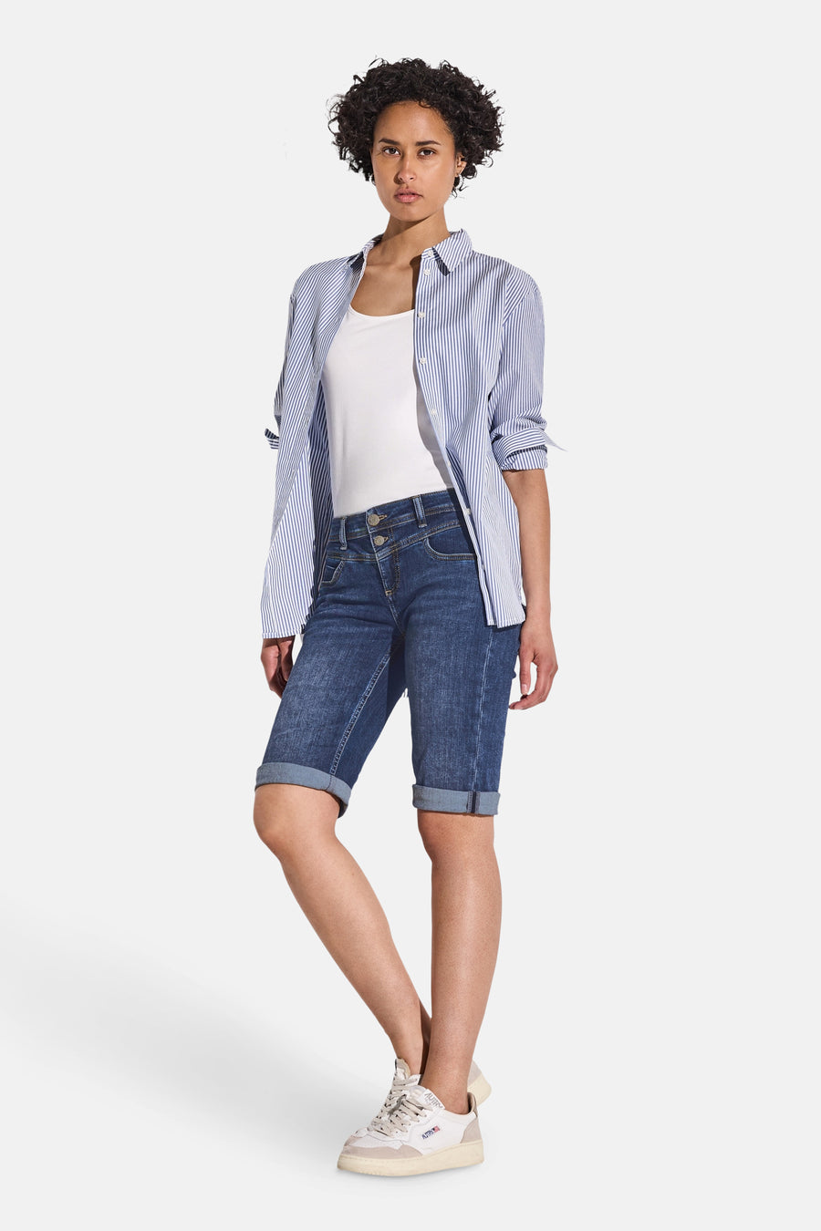 Bermuda en denim bleu moyen de STREET ONE, porté avec une chemise rayée et un t-shirt blanc.