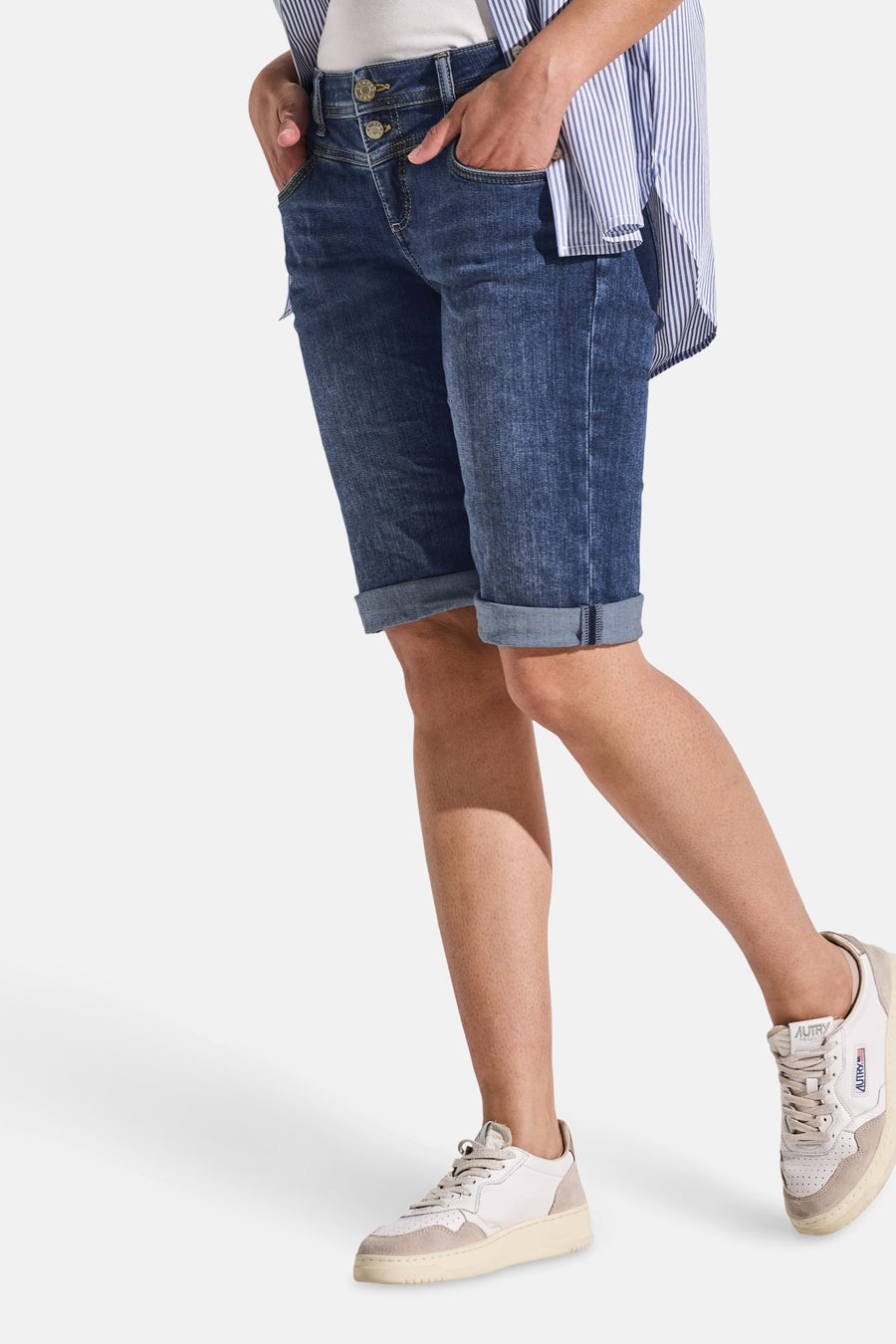Bermuda en denim bleu moyen de Street One, avec ourlets retroussés et détails de style.