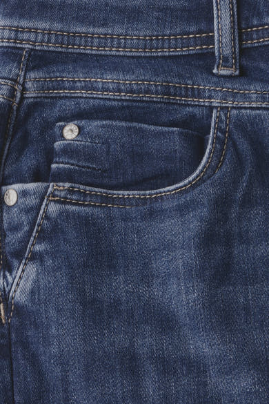 Bermuda en denim bleu moyen de STREET ONE, détail de poche et coutures apparentes.
