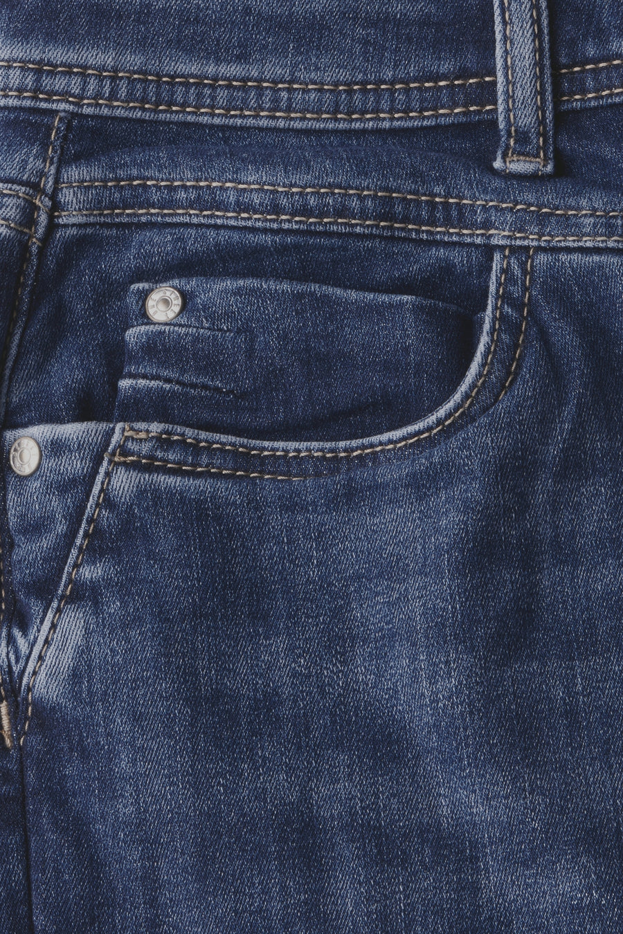 Bermuda en denim bleu moyen de STREET ONE, détail de poche et coutures apparentes.