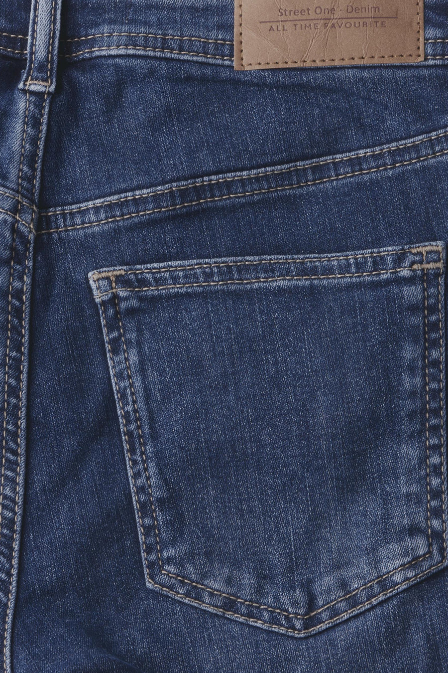 Bermuda en denim bleu moyen de Street One, avec poche arrière et coutures apparentes.
