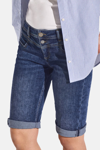 Bermuda en denim bleu moyen de Street One, avec ourlets retournés et braguette boutonnée visible.