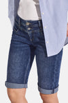 Bermuda en denim bleu moyen de Street One, avec ourlets retournés et braguette boutonnée visible.