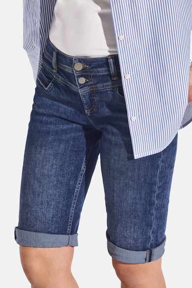 Bermuda en denim bleu moyen de Street One, avec ourlets retournés et braguette boutonnée visible.