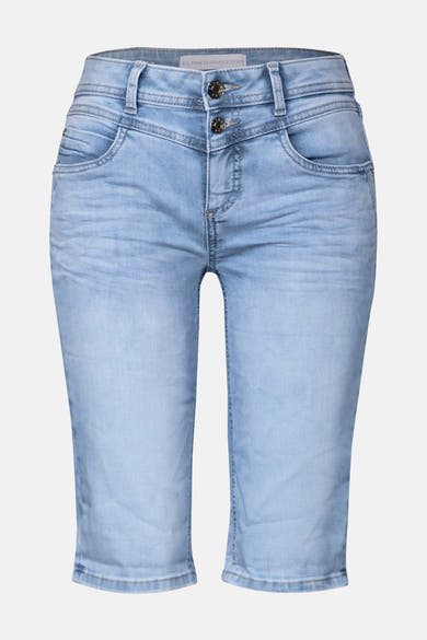 Bermuda en denim bleu clair de Street One, avec fermeture à boutons et poches avant.