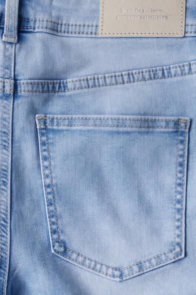 Bermuda en denim bleu clair de Street One, avec poche arrière et coutures apparentes.