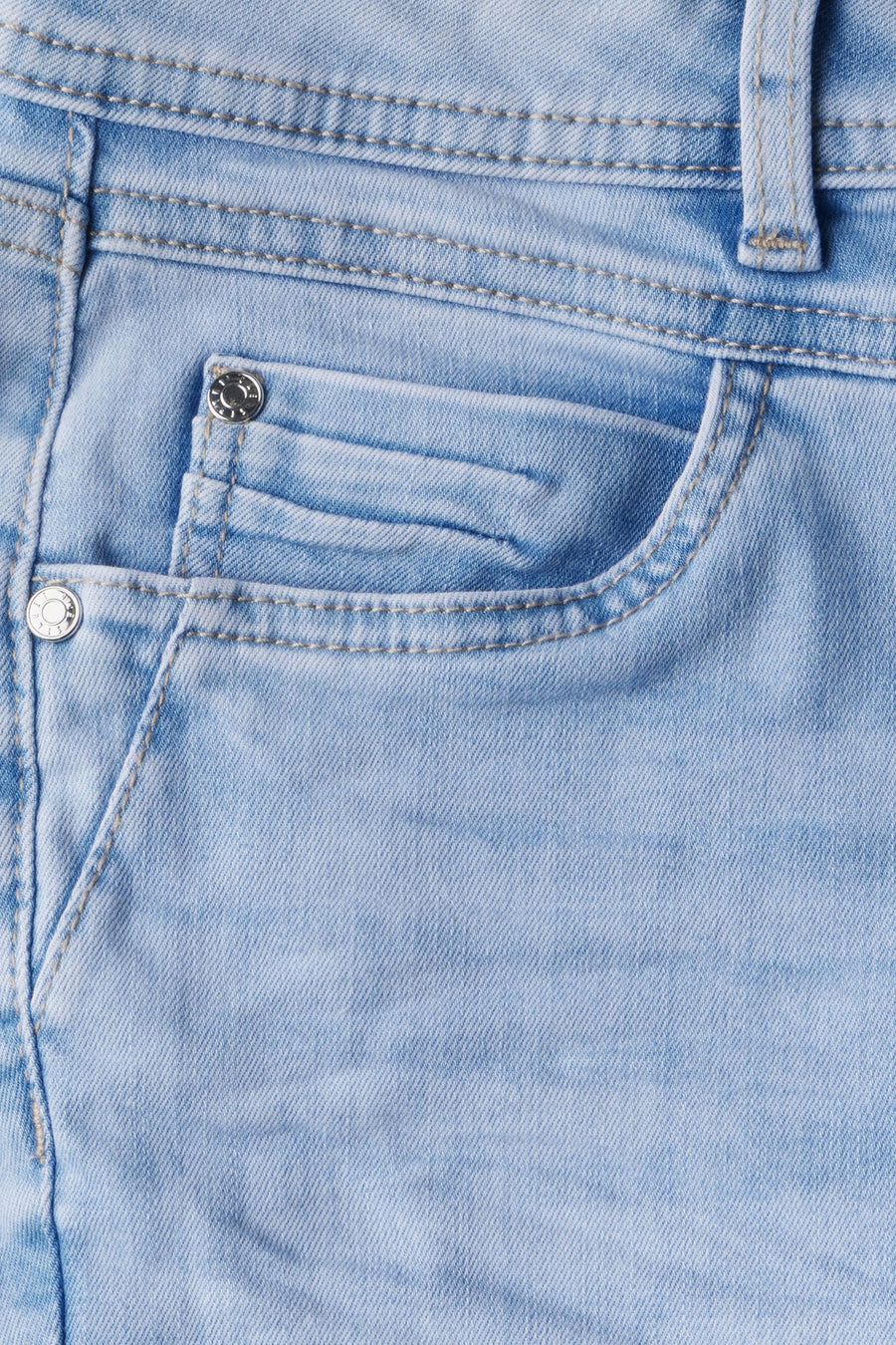 Bermuda en denim bleu clair de STREET ONE, avec une poche avant et des détails de couture.