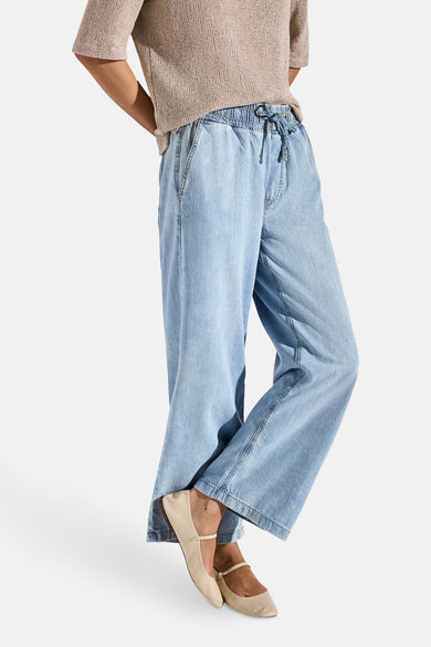 Jean large en denim bleu clair de Street One, porté avec un haut tricoté neutre et des ballerines couleur crème.
