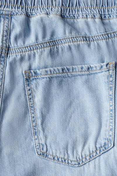 Wijde spijkerbroek in lichtblauw denim van Street One, met vierkante achterzak en elastische tailleband.