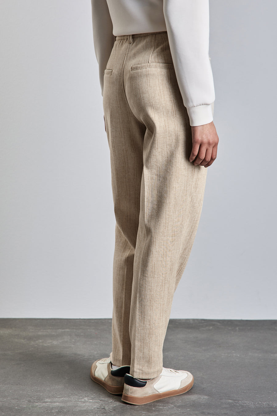 Beige chino van STREET ONE, met een subtiele textuur en een relaxte pasvorm, gedragen met een witte trui en sneakers.