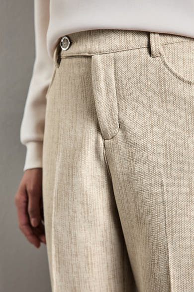 Beige chino van STREET ONE, textuurstofdetail, elegante pasvorm en zilveren knoop.