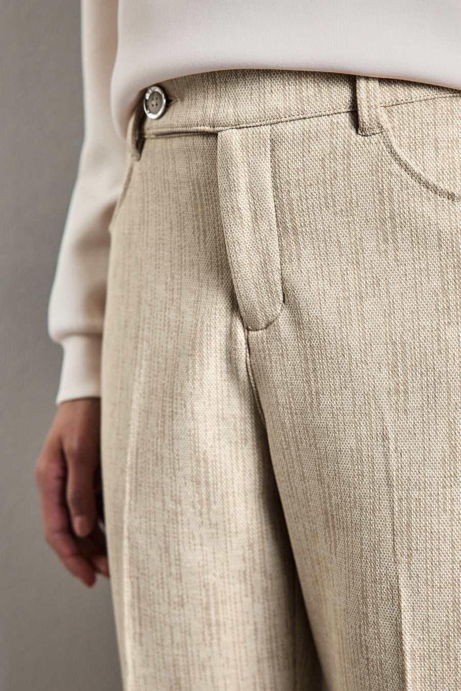 Beige chino van STREET ONE, textuurstofdetail, elegante pasvorm en zilveren knoop.