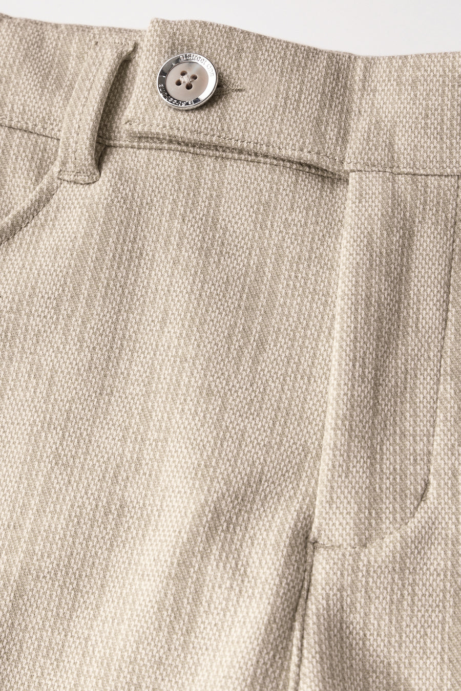 Beige chino broek van Street One, met een geweven textuur en een decoratieve knoop.