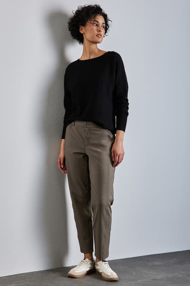 Bruine chino van Street One, gedragen met een zwarte trui en witte sneakers.