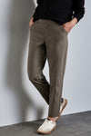 Bruine chino van Street One, relaxte pasvorm, met zijzakken en witte sneakers.