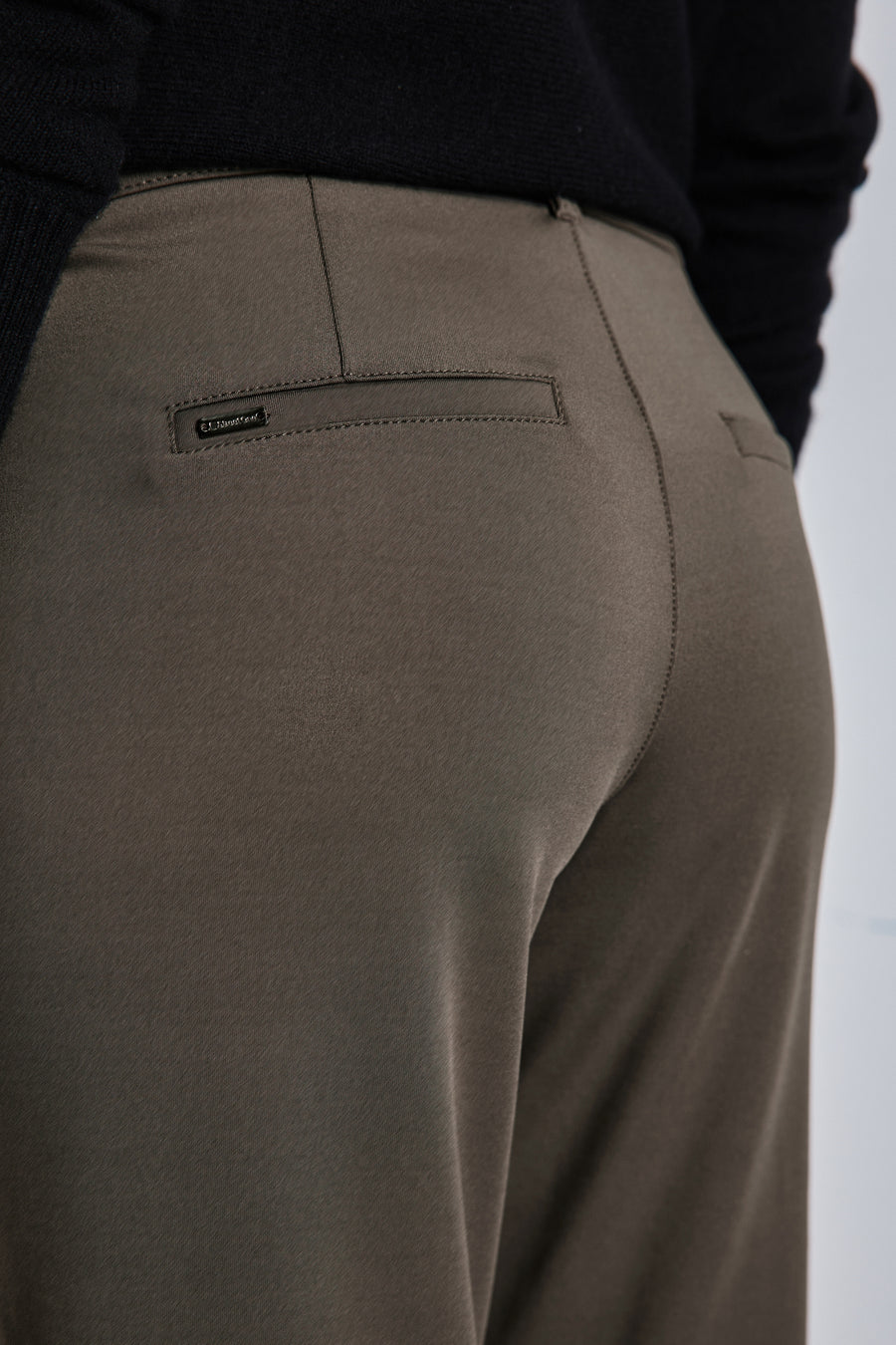 Bruine chino broek van Street One, met paspelzakken achter.