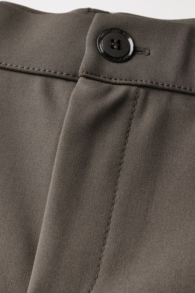 Bruine chino van Street One met een knoopsgat en een zichtbare verticale naad.