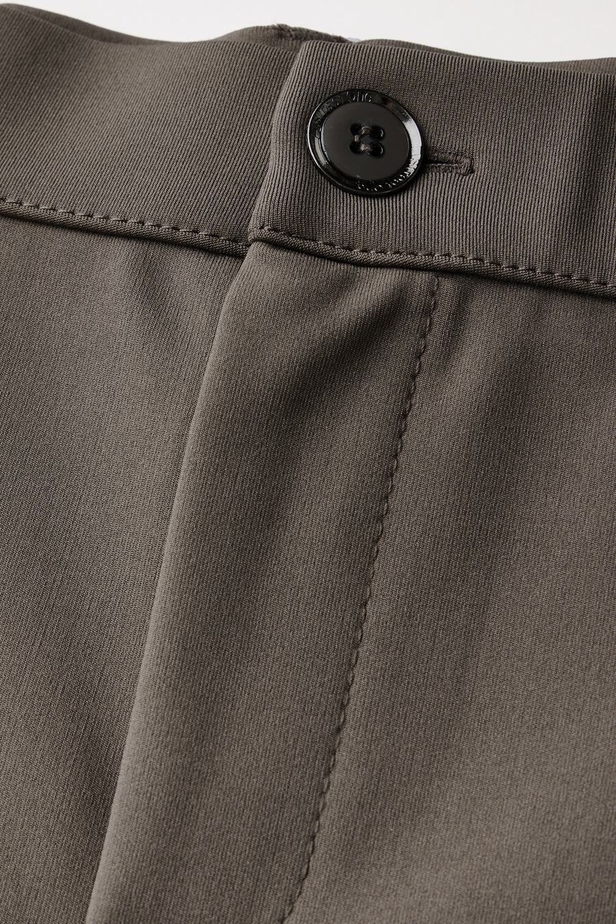 Bruine chino van Street One met een knoopsgat en een zichtbare verticale naad.