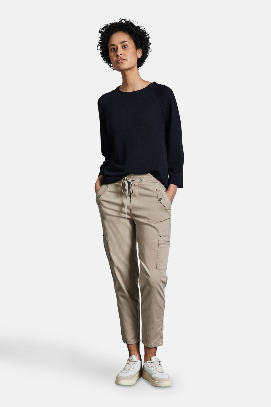 Pantalon cargo beige de Street One avec poches latérales et cordon de serrage à la taille.