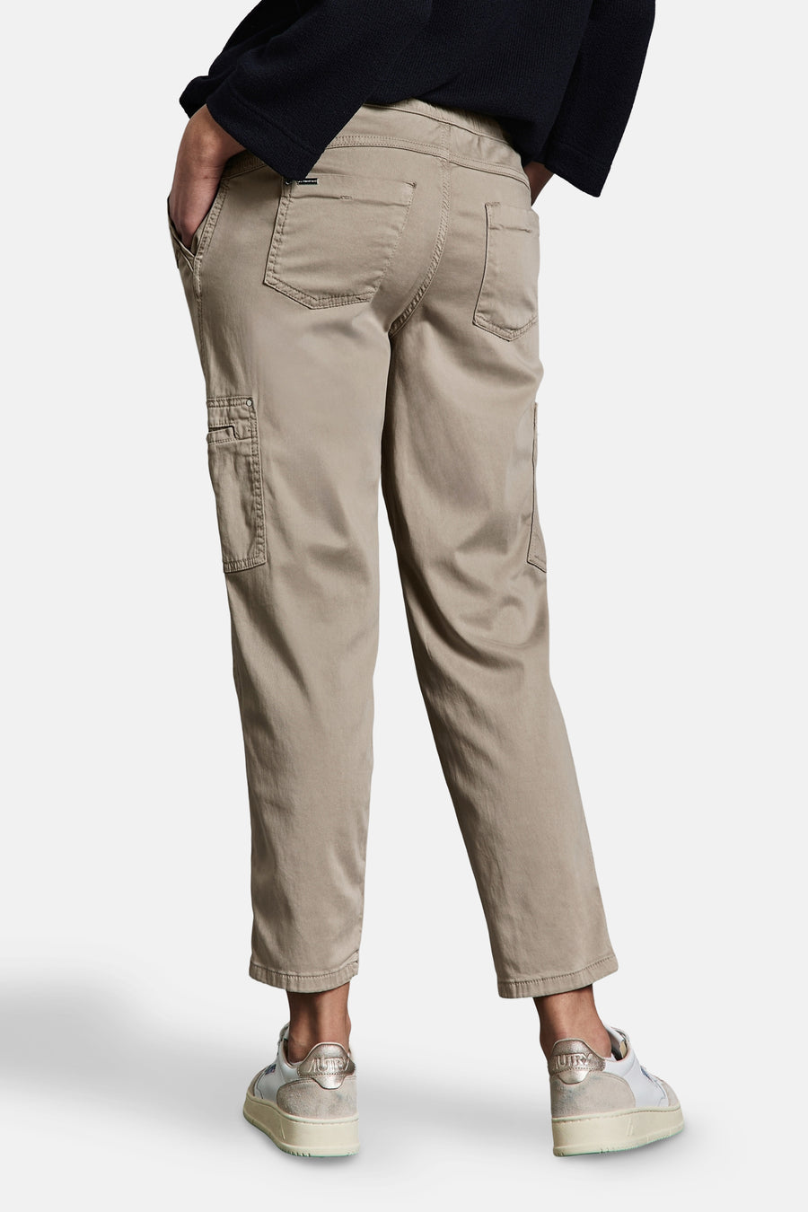 Beige cargobroek van Street One, met cargozakken en witte sportschoenen.