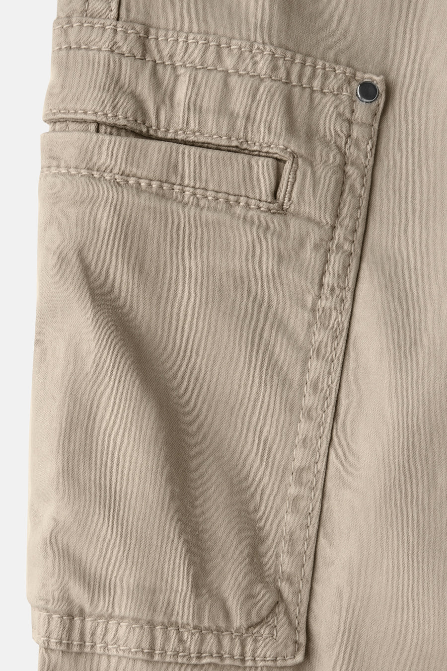 Beige cargobroek van STREET ONE met opgestikte zak en zichtbare stiksels.