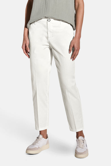 Chino blanc de STREET ONE, avec une coupe droite et des chaussures de sport assorties.