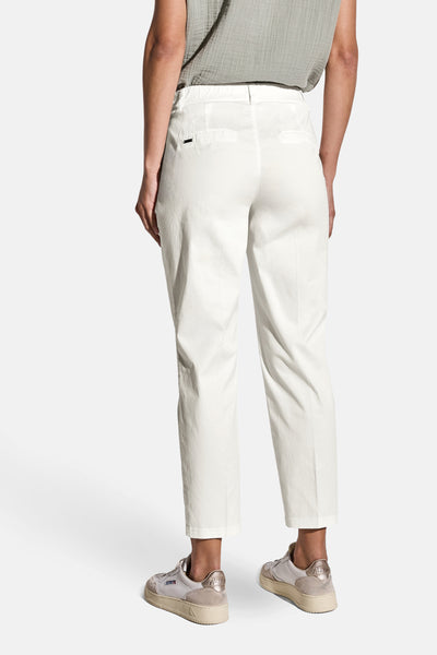 Chino blanc de STREET ONE, porté avec un haut texturé gris et des chaussures de sport beiges.