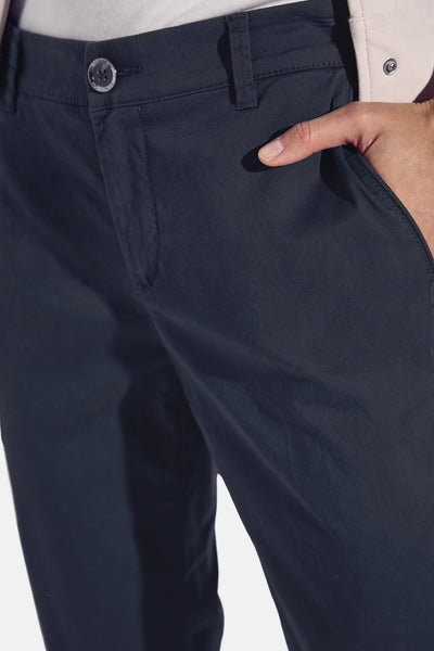 Marineblauwe chino van Street One, met een hand in de zak en zichtbaar knoopdetail.