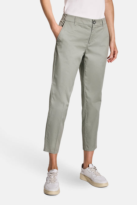Lichtgroene chino van Street One, gedragen met een blauwe jas en een wit T-shirt.