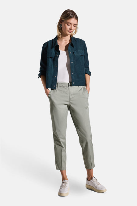 Chino vert clair de Street One, porté avec une veste bleue et un t-shirt blanc.
