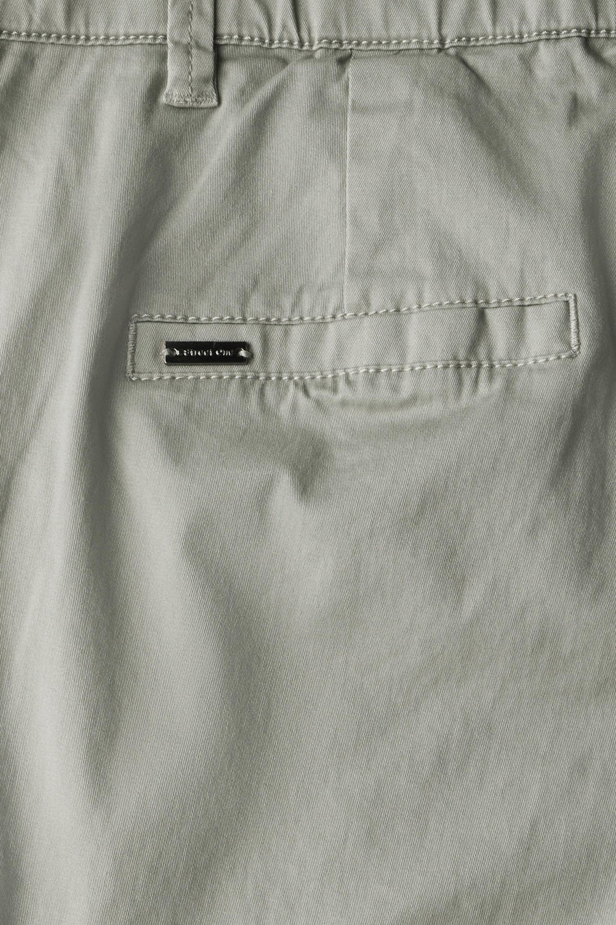 Chino vert de STREET ONE avec poche arrière passepoilée ornée d'une étiquette métallique.