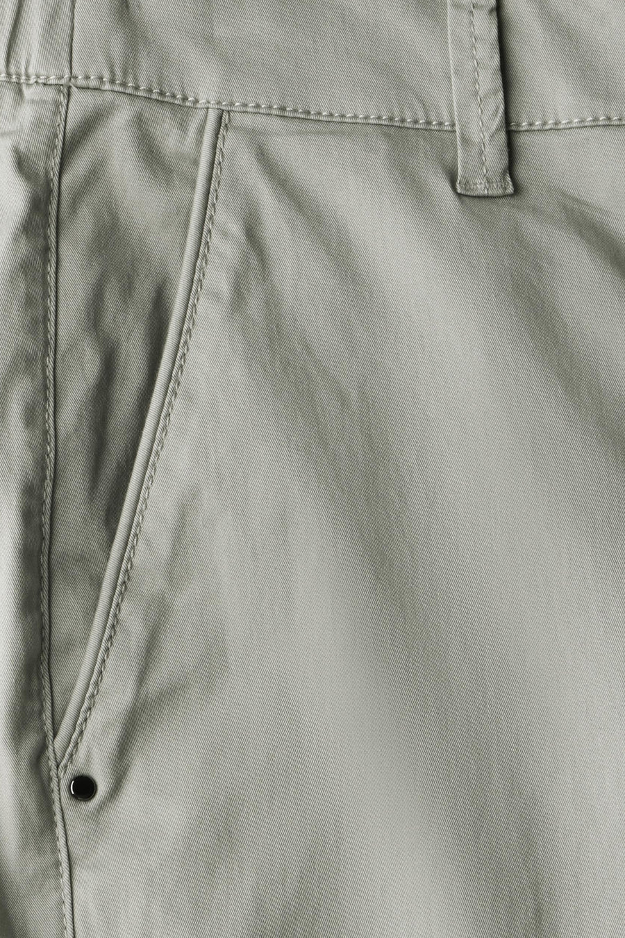 Chino vert par STREET ONE, détail poche et passant de ceinture visibles.