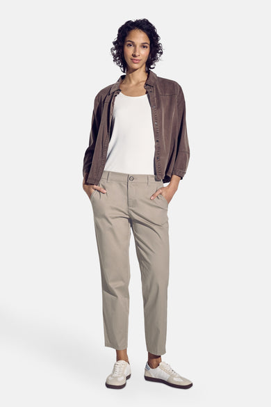 Chino beige de Street One porté avec un t-shirt blanc et une veste marron.