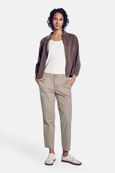 Chino beige de Street One porté avec un t-shirt blanc et une veste marron.