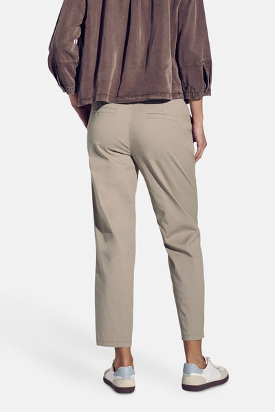 Chino beige de Street One, coupe droite, avec poches arrière passepoilées et porté avec des baskets blanches.