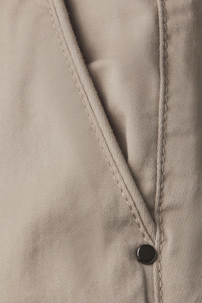 Chino beige de Street One, montrant un détail de couture et un bouton noir brillant.
