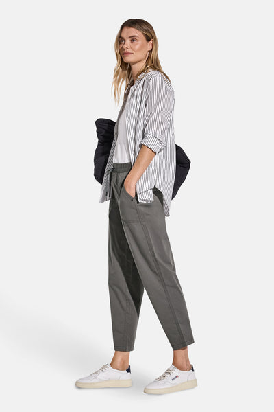 Pantalon cargo gris de Street One, avec poches et détails de couture, porté avec une chemise rayée et des baskets.