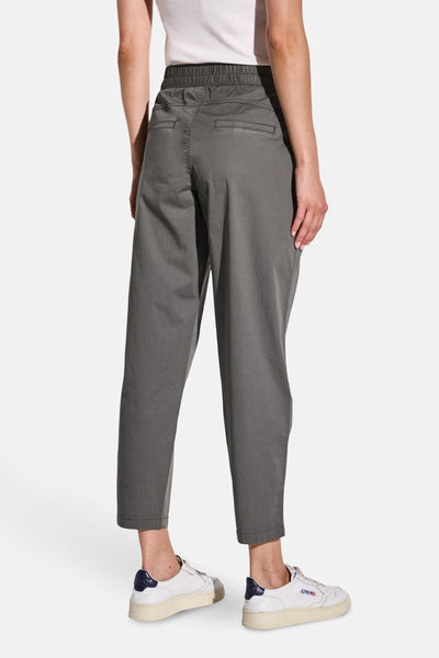 Pantalon cargo gris par Street One, avec taille élastiquée et poches arrière, porté avec un t-shirt blanc et des baskets blanches.